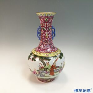 IA118 清乾隆胭脂紅錦地粉彩繪戲嬰圖雙耳賞瓶