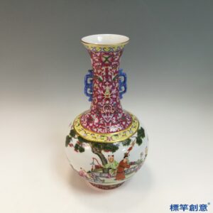 IA118 清乾隆胭脂紅錦地粉彩繪戲嬰圖雙耳賞瓶